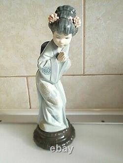 Lladro Figure SAYONARA 4989. 10 Tall