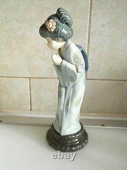 Lladro Figure SAYONARA 4989. 10 Tall