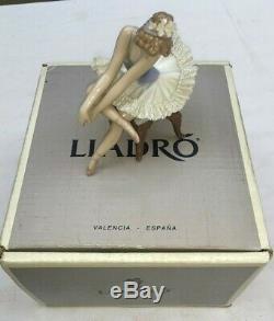 Lladro Figurerine Ballet Mirando Zapatillas(Opening Night) 05498-in original box