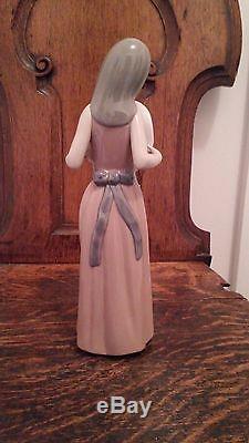Lladro Figurine Bashful Girl with Straw Hat. 5007