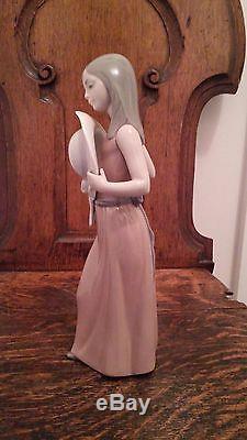 Lladro Figurine Bashful Girl with Straw Hat. 5007
