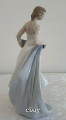 Lladro Figurine Blissful Youth #8427 Nib