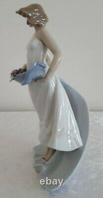 Lladro Figurine Blissful Youth #8427 Nib