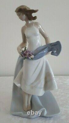 Lladro Figurine Blissful Youth #8427 Nib