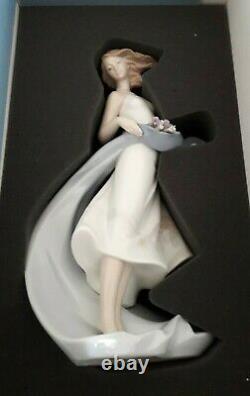 Lladro Figurine Blissful Youth #8427 Nib