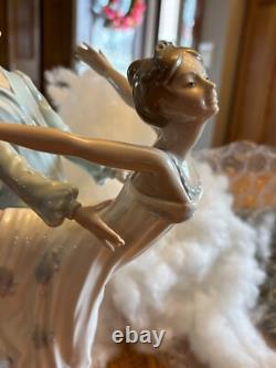 Lladro Figurine Dancing on a Cloud NAO 1983 Vintage Mint 12.25 Retired