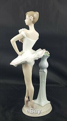 Lladro Figurine En Pointe Ballerina Model No. 6371