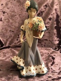 Lladro Figurine Flor Maria Spanish Dancer With Pot Full Of Flowers