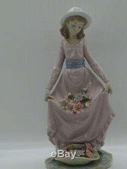 Lladro Figurine Flowers in the Basket- Pristine 5027 Made in Spain