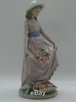 Lladro Figurine Flowers in the Basket- Pristine 5027 Made in Spain