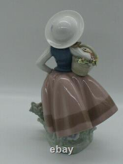 Lladro Figurine Girl with Flower Basket Sweetscent 5221 Made in Spain