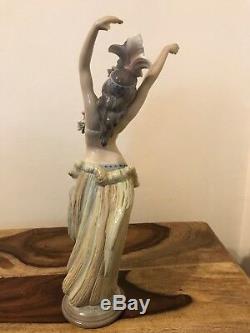 Lladro Figurine Momi (01001529)