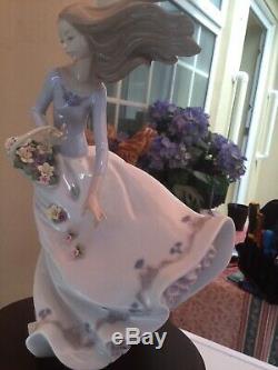 Lladro Figurine Petals On The Wind #6767