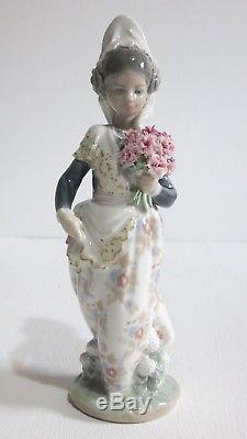 Lladro Figurine VALENCIAN LADY (Spanish dress, flowers)1304. Excellent condition