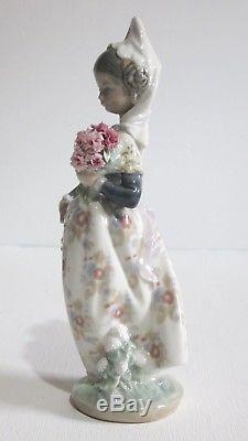 Lladro Figurine VALENCIAN LADY (Spanish dress, flowers)1304. Excellent condition