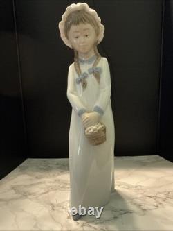 Lladró Fine Porcelain Nao Girl With Basket Figurine