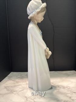 Lladró Fine Porcelain Nao Girl With Basket Figurine