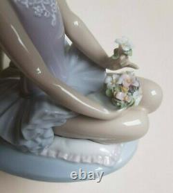 Lladro'First Ballet' No 5714. Girl ballerinas with flowers