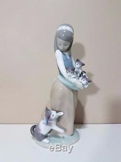 Lladro Following Her Cats #1309 Girl Holding Kittens Porcelain Figurine Spain