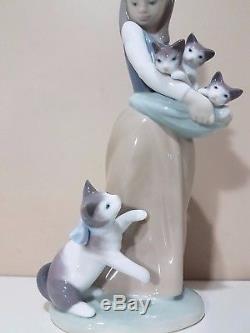 Lladro Following Her Cats #1309 Girl Holding Kittens Porcelain Figurine Spain