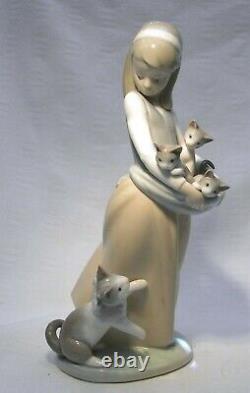 Lladro Following Her Cats Kittens 1309