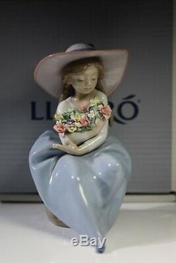 Lladro Fragrant Bouquet 05862 Figurine Woman Holding Flowers With Box