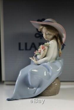 Lladro Fragrant Bouquet 05862 Figurine Woman Holding Flowers With Box