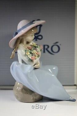 Lladro Fragrant Bouquet 05862 Figurine Woman Holding Flowers With Box