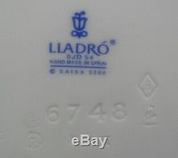 Lladro Geisha MIRROR MIRROR model 6748 produced 2001-2011