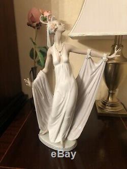 Lladro Grand Dame #1568 Figurine