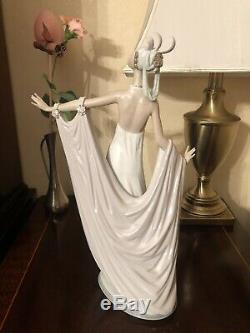 Lladro Grand Dame #1568 Figurine