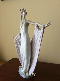 Lladro Grand Dame Porcelain Figurine #1568 (Retired) Gloss Finish VGC