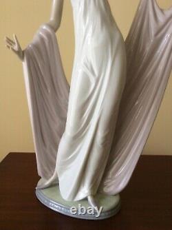 Lladro Grand Dame Porcelain Figurine #1568 (Retired) Gloss Finish VGC