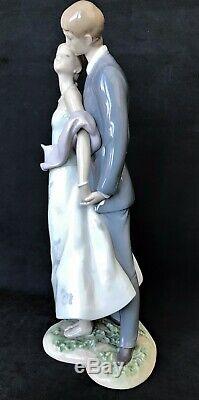 Lladro HN 3251 Utopia Young Couple Holding Hands & Entwined With Her Shawl