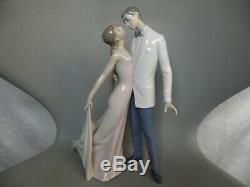 Lladro Happy Anniversary 6475 Kissing Couple