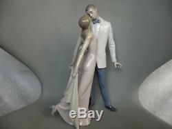 Lladro Happy Anniversary 6475 Kissing Couple