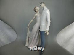 Lladro Happy Anniversary 6475 Kissing Couple