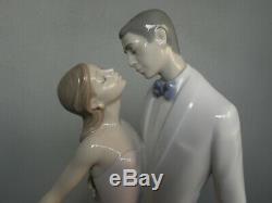 Lladro Happy Anniversary 6475 Kissing Couple