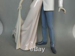 Lladro Happy Anniversary 6475 Kissing Couple