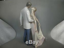 Lladro Happy Anniversary 6475 Kissing Couple