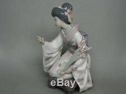 Lladro Kiyoko Japanese Geisha Kneeling Picking Flowers #1450