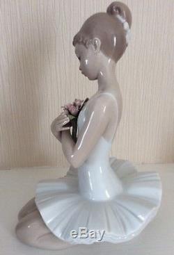 Lladro Lladró Figurine Ballerina Girl with Flowers First Ovation 6998 with Box