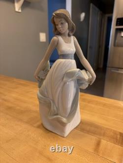Lladro NAO #1343 Walking On Air Female Woman 11 Porcelain Figurine
