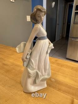 Lladro NAO #1343 Walking On Air Female Woman 11 Porcelain Figurine