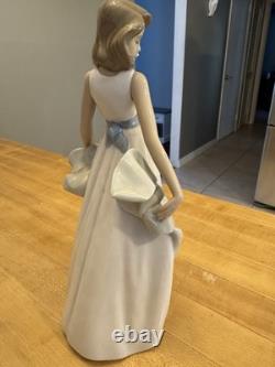 Lladro NAO #1343 Walking On Air Female Woman 11 Porcelain Figurine
