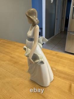 Lladro NAO #1343 Walking On Air Female Woman 11 Porcelain Figurine