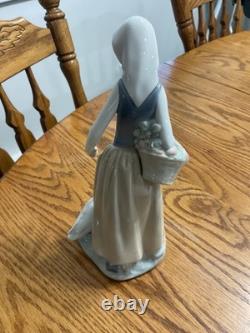 Lladro NAO 1977 Porcelain Girl With Goose Made In Spain Lladro NAO 1977 Porcelain Girl With Goose Made In Spain