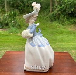 Lladro NAO Daisa'85 Elegant Victorian Lady Wearing Feather Hat & Hand Muff MINT