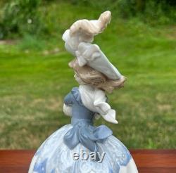 Lladro NAO Daisa'85 Elegant Victorian Lady Wearing Feather Hat & Hand Muff MINT