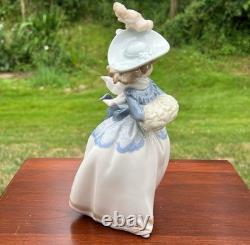 Lladro NAO Daisa'85 Elegant Victorian Lady Wearing Feather Hat & Hand Muff MINT